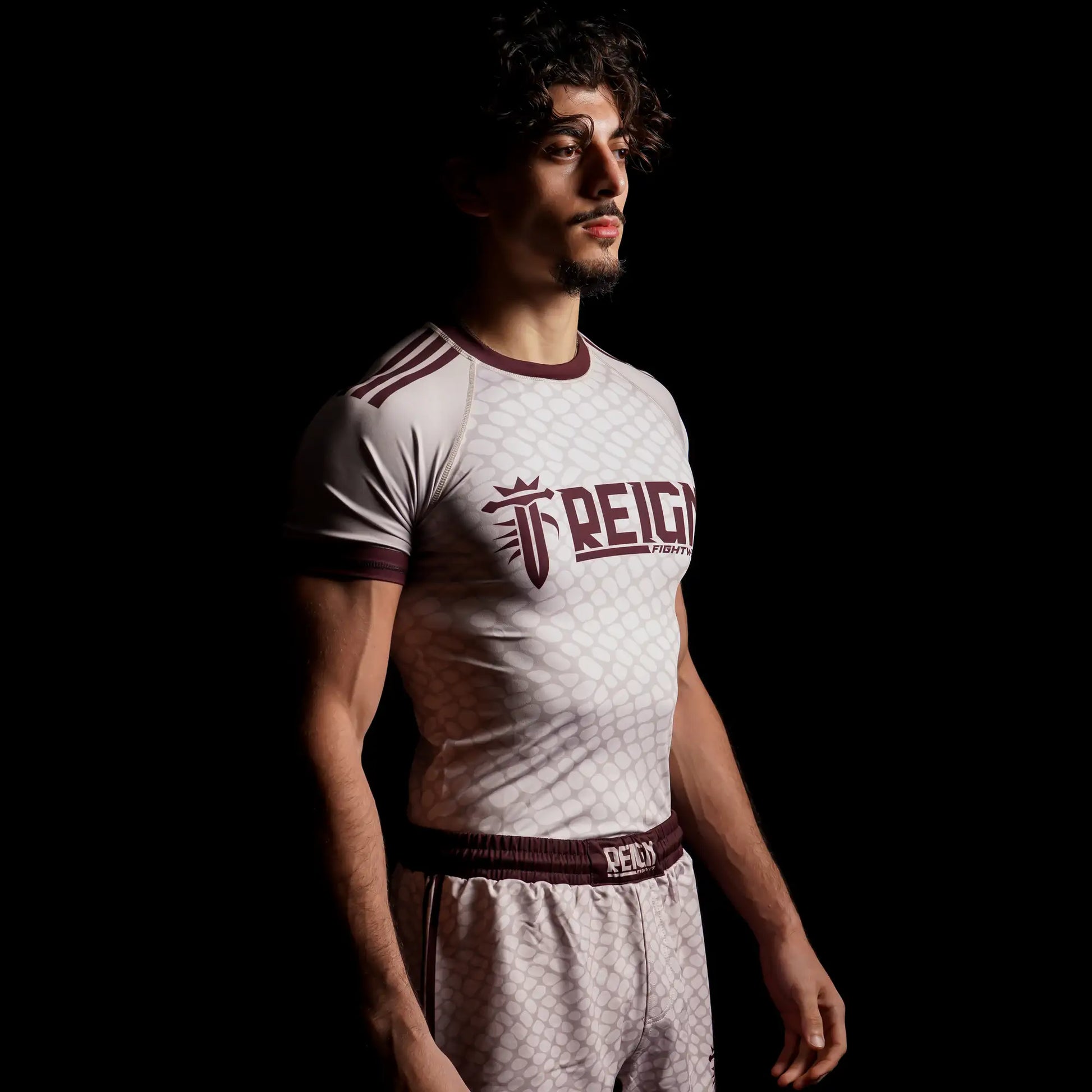 Rashguard Reign Fightwear beige portée par un combattant en séance technique