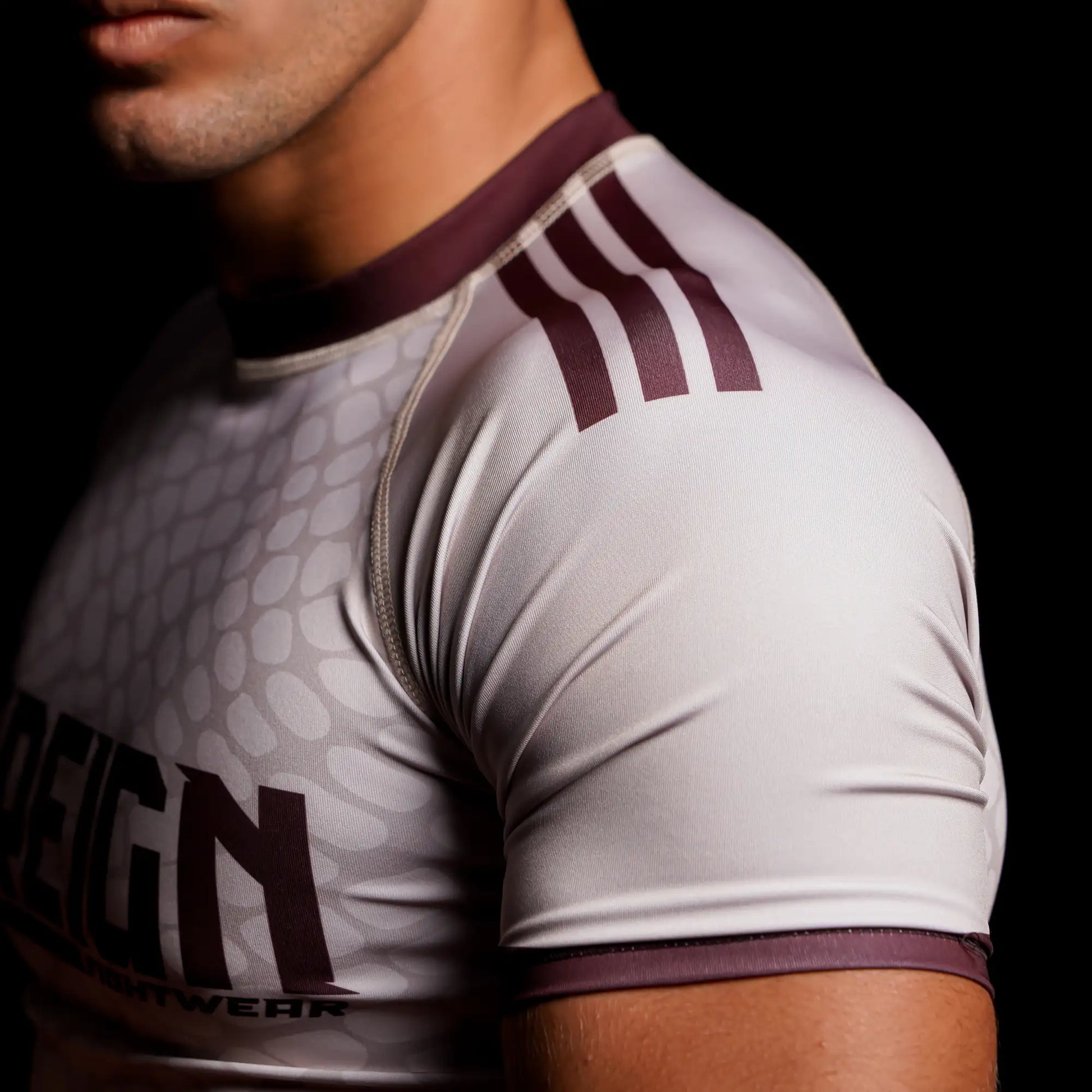 Rashguard Reign Fightwear beige portée par un combattant en séance technique