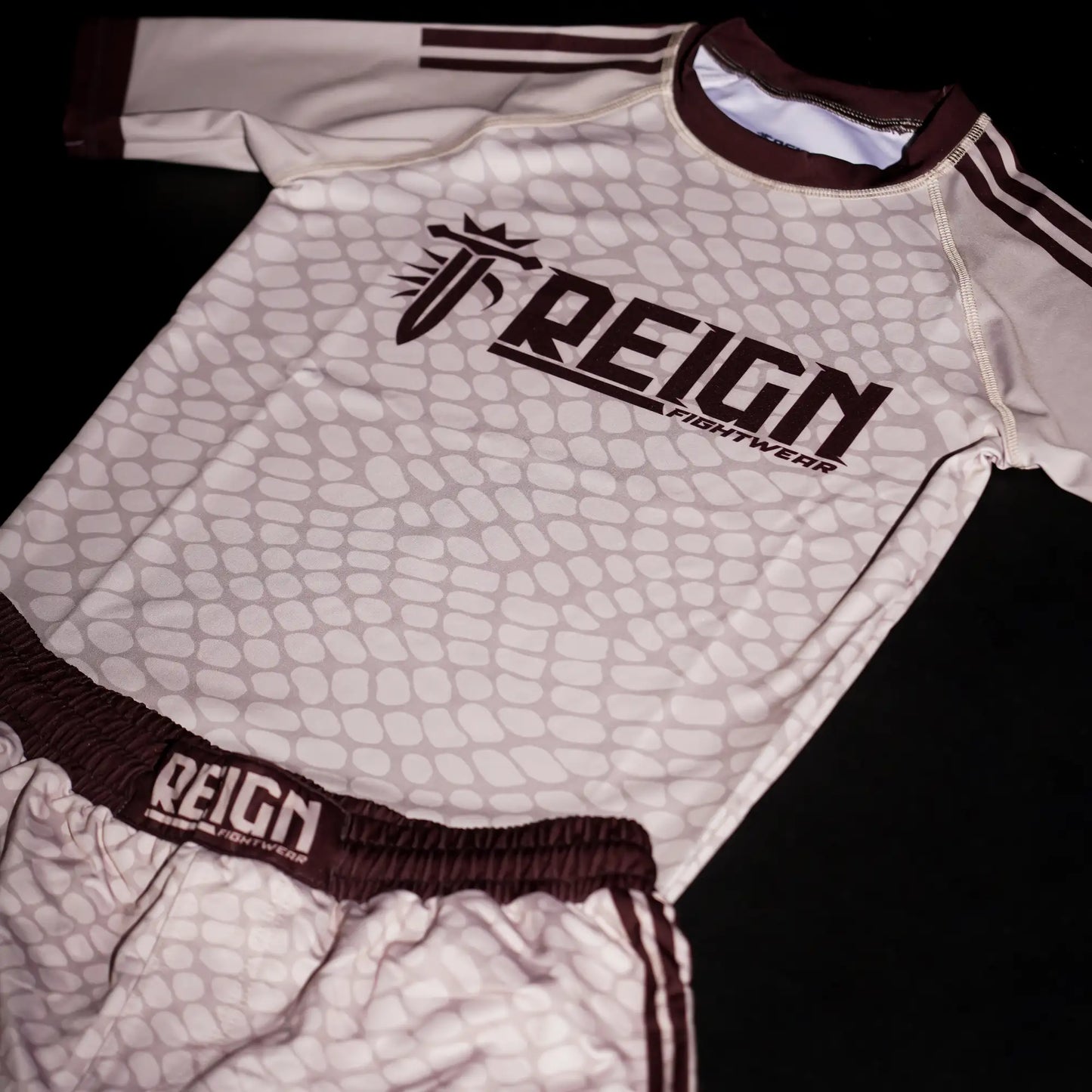 Rashguard Reign Fightwear beige, vue studio haute définition