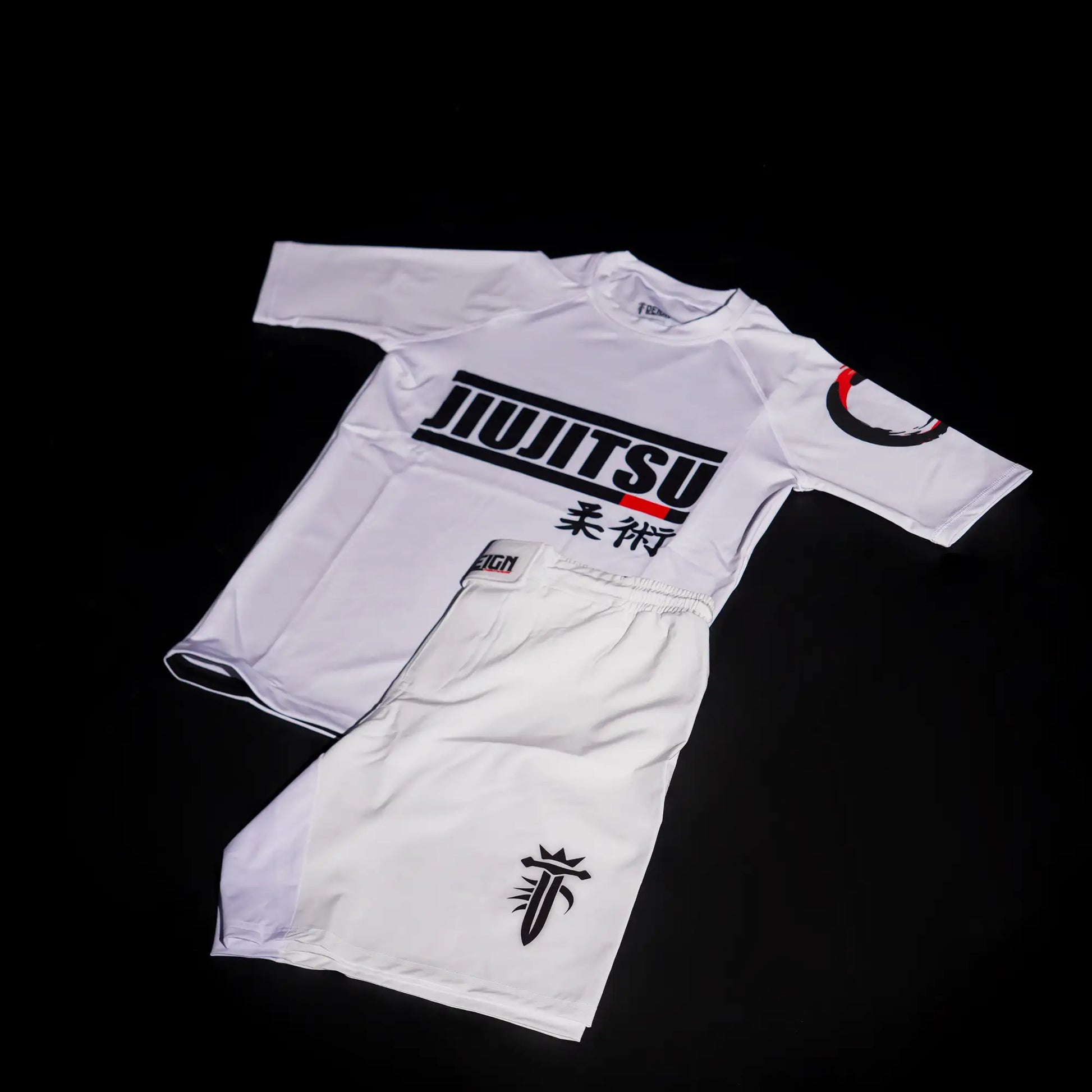 Rashguard Reign Fightwear blanche en tissu respirant, vue studio