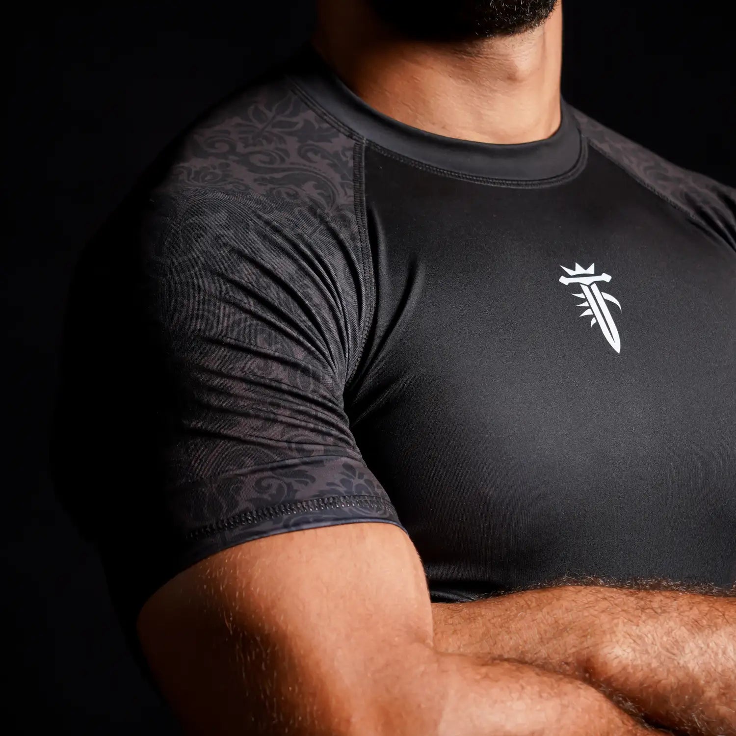 Rashguard Reign Fightwear noire portée par un athlète en séance de grappling