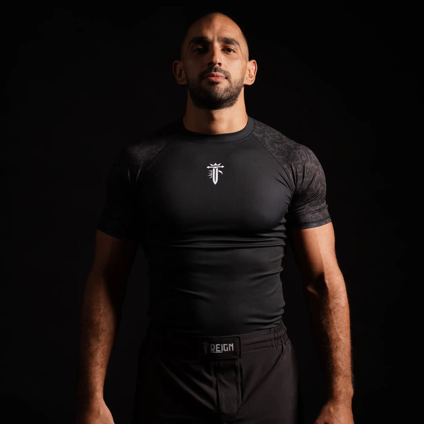Rashguard Reign Fightwear noire édition performance portée en MMA