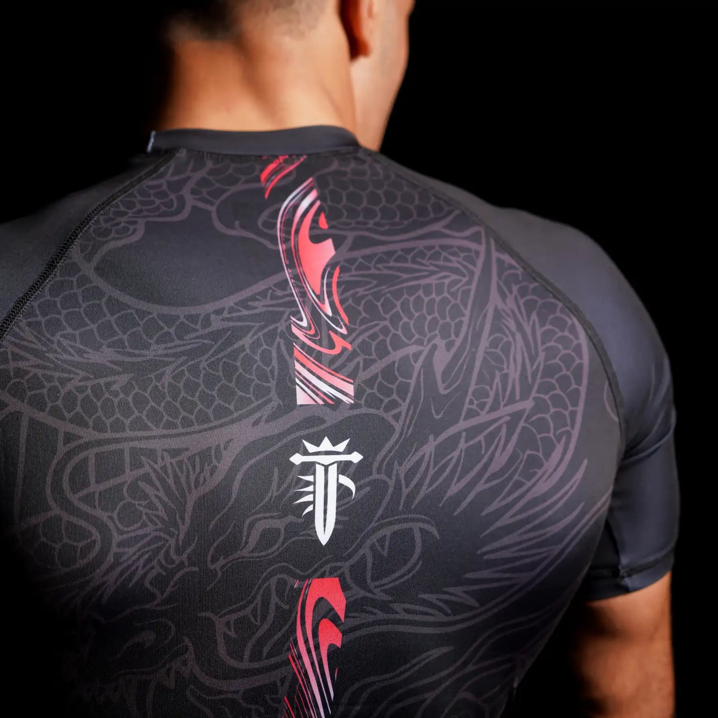 Rashguard Reign Fightwear noire édition performance portée en MMA