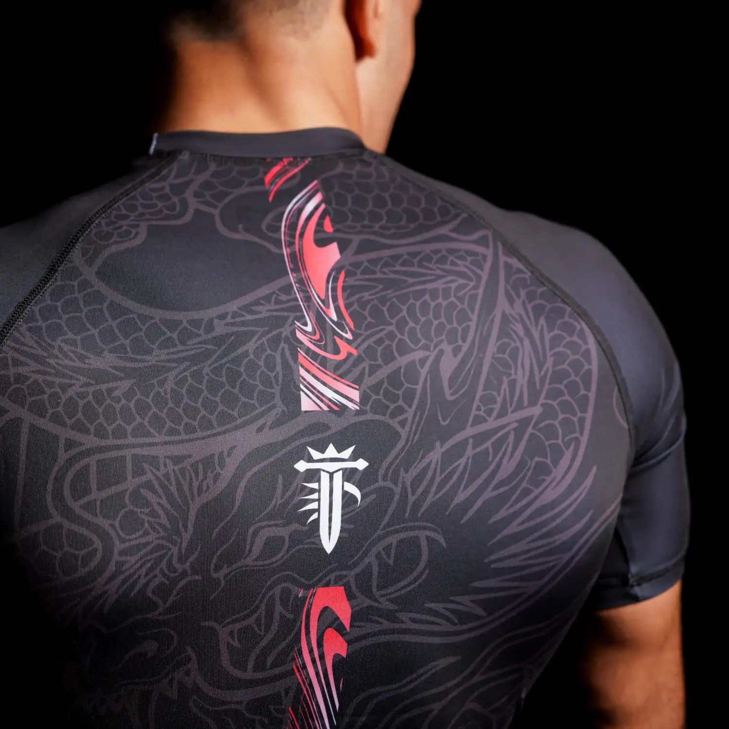 Rashguard Reign Fightwear noire édition performance portée en MMA