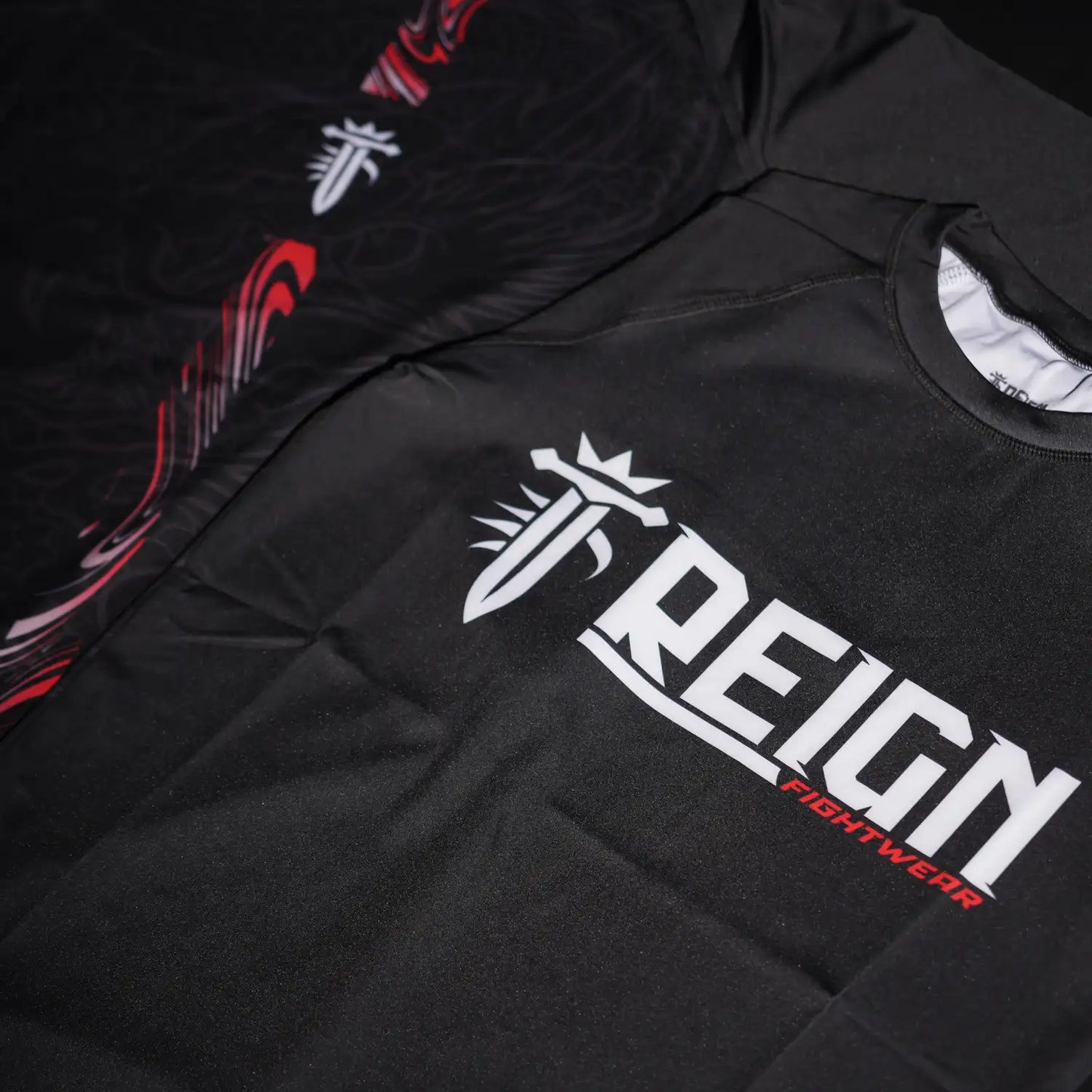 Rashguard Reign Fightwear noire, modèle compression pour MMA et grappling