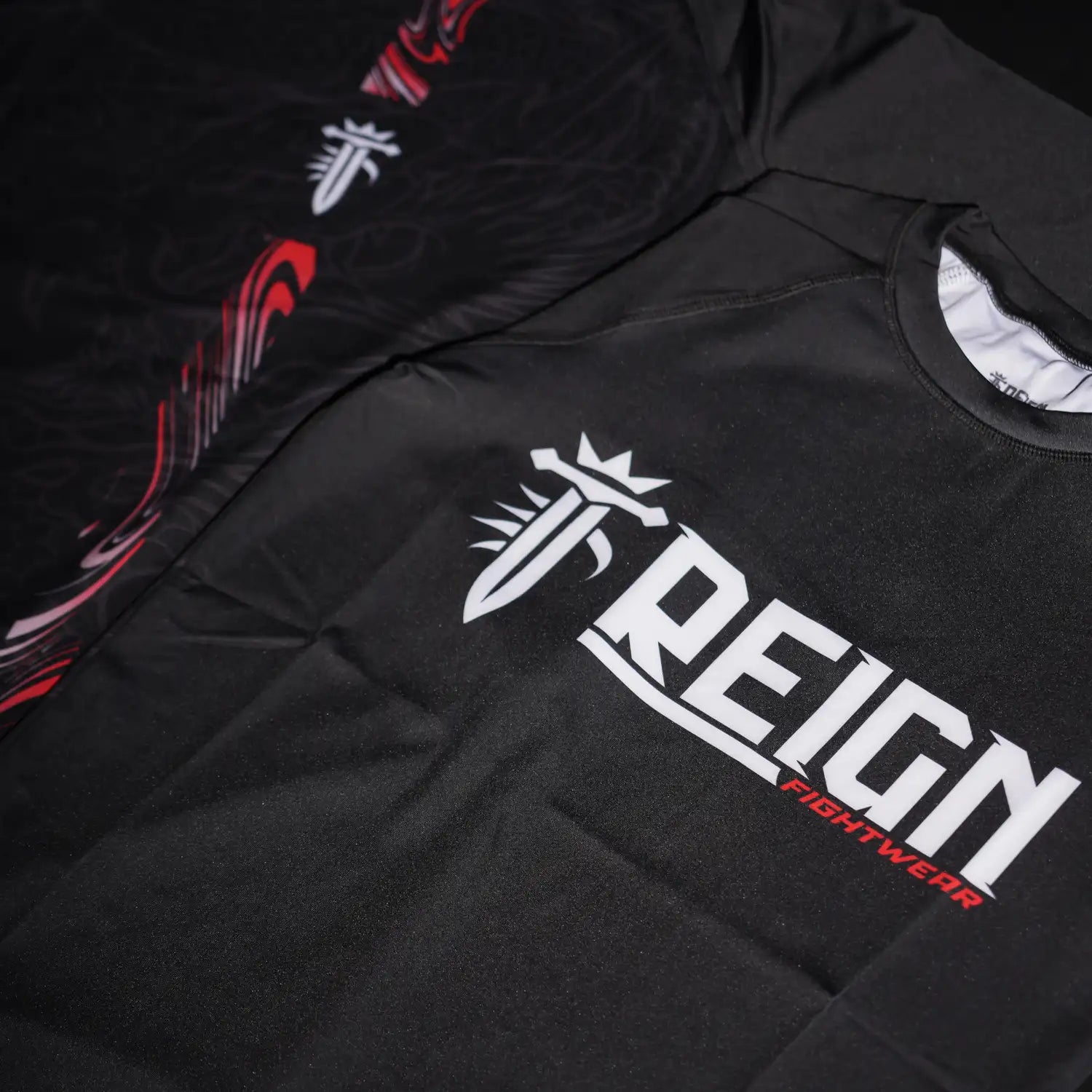 Rashguard Reign Fightwear noire, modèle compression pour MMA et grappling