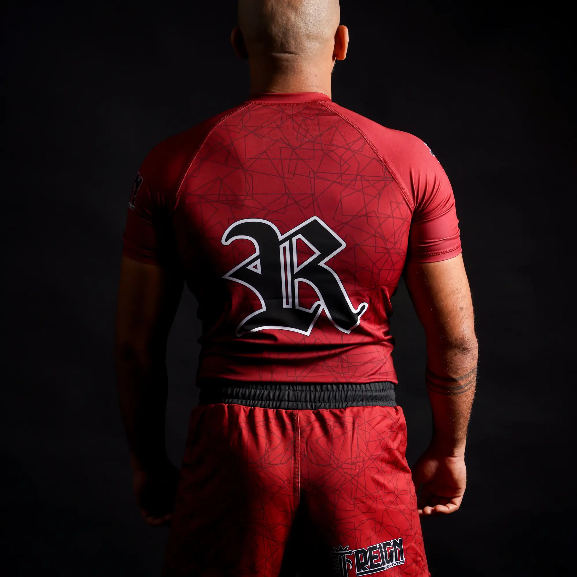 Rashguard Reign Fightwear rouge portée de dos par un athlète pendant un sparring