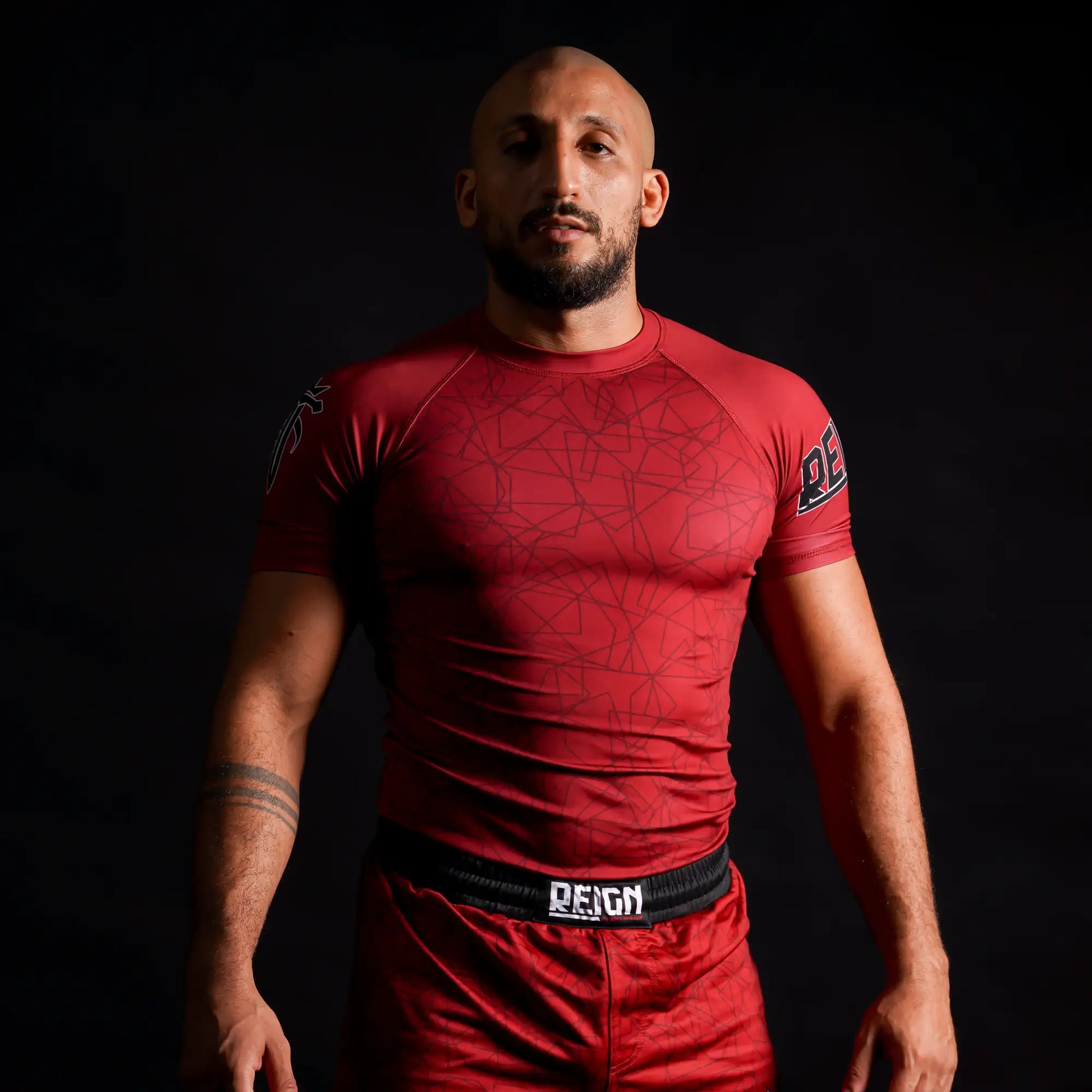 Rashguard Reign Fightwear rouge, modèle technique pour sports de combat