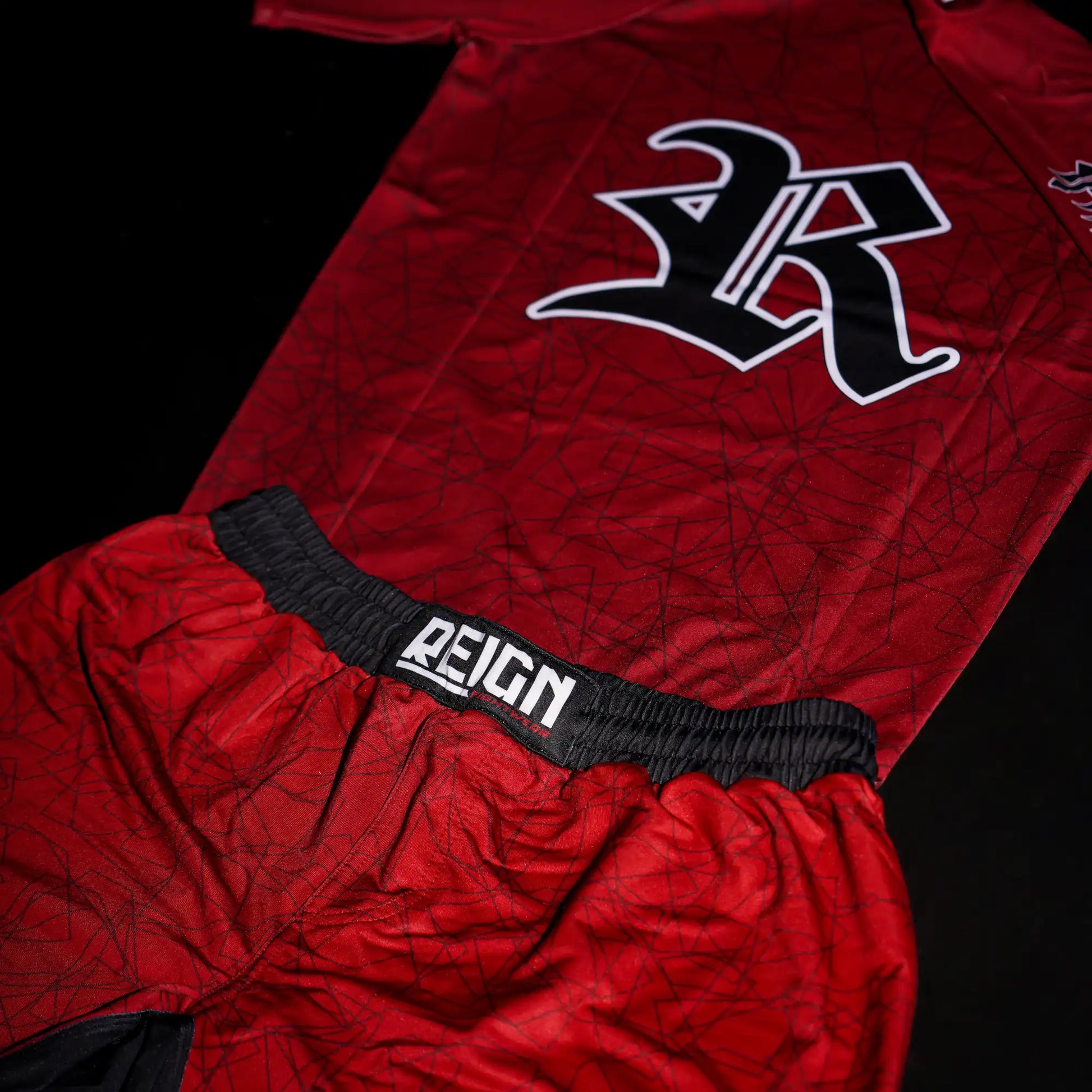 Rashguard Reign Fightwear rouge, modèle technique pour sports de combat
