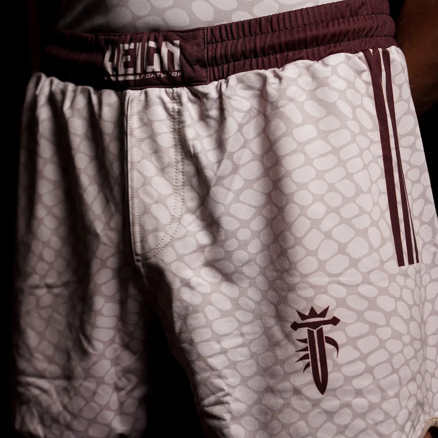 Short Reign Fightwear beige porté lors d’un drill de lutte au sol