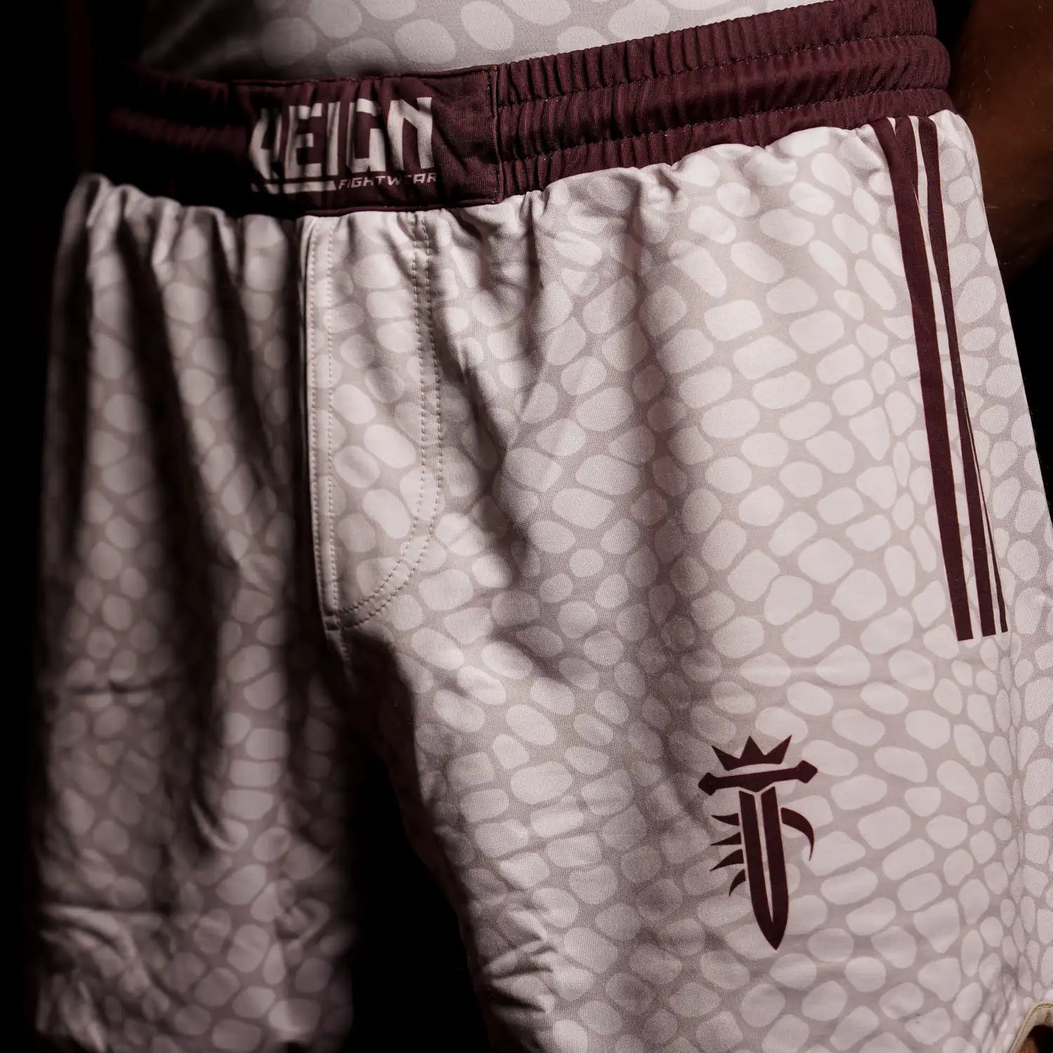 Short Reign Fightwear beige porté lors d’un drill de lutte au sol