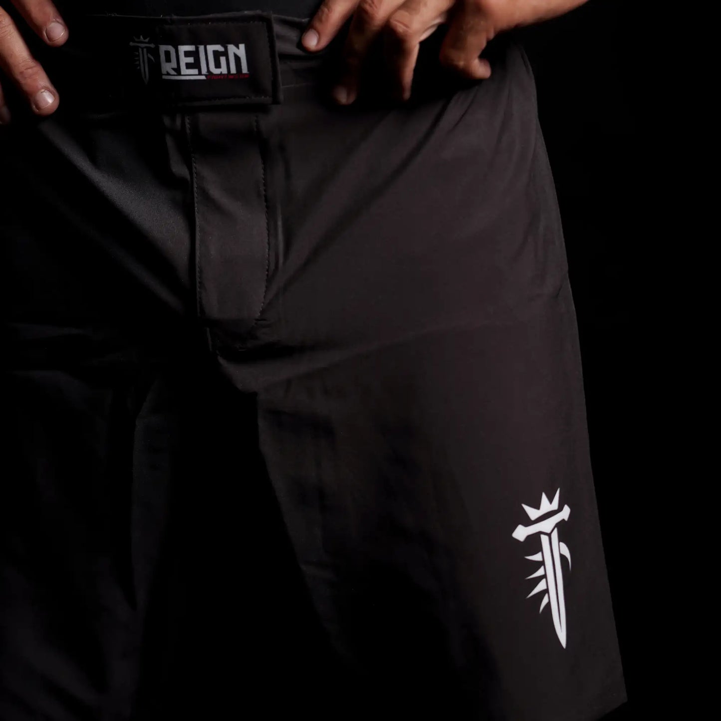 Short de grappling Reign Fightwear noir porté par un athlète en entraînement MMA