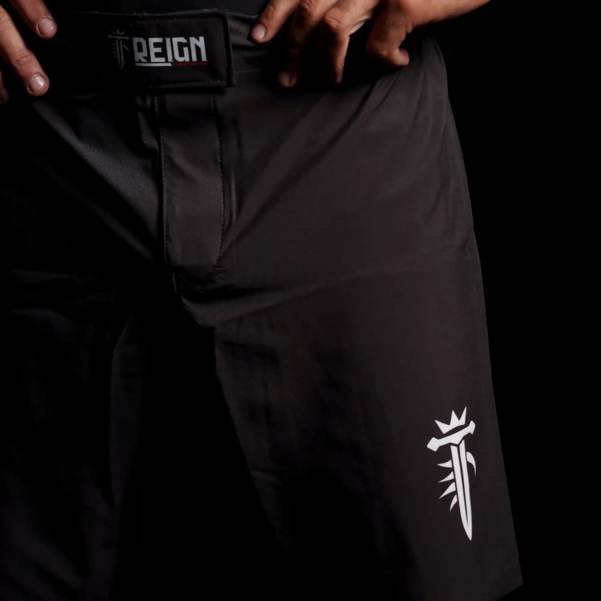 Short de grappling Reign Fightwear noir porté par un athlète en entraînement MMA