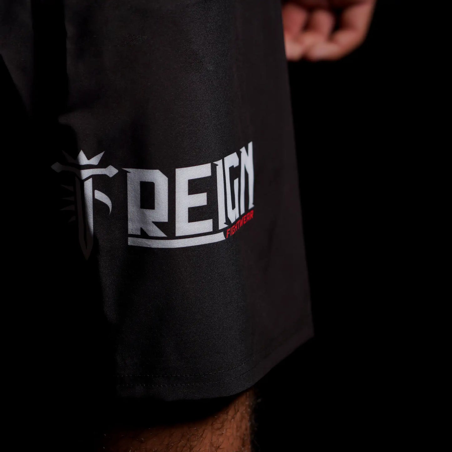 Short Reign Fightwear noir pour MMA et grappling, vue studio